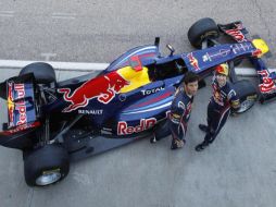 Sebastian Vettel y Mark Weber captados con el nuevo monoplaza de Red Bull. REUTERS  /