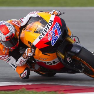 Stoner inicia con buen ritmo