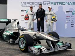 Los pilotos de Mercedes GP Petronas, Michael Schumacher (i) y Nico Rosberg (d), y el director del equipo Ross Brawn. EFE  /