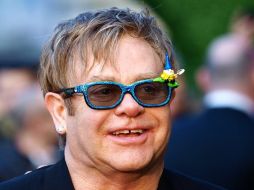 El músico británico Elton John al salir del estreno de la película ''Gnomeo & Juliet''.AFP  /