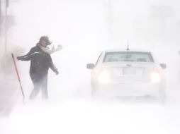 Una mujer en Oklahoma intenta remover nieve para poder transitar. En la entidad se declaró el estado de emergencia. AP  /