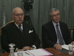 El presidente tunecino, Fuad Mebaza y el ministro tunecino de Defensa, Abdelkarim Zebidi. EFE  /