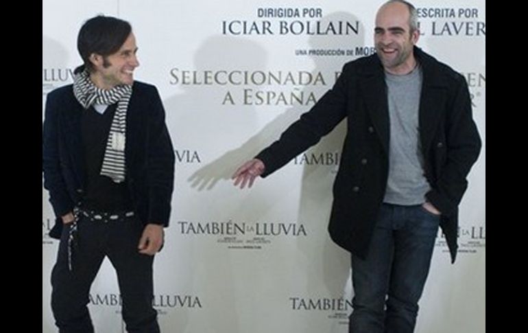 Bernal (i) también será reconocido con el premio de Mejor coactuación masculina por ''También la lluvia''. AP  /