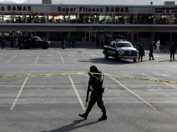 Militares y policías vigilan en una plaza comercial, en el municipio de Santa Catarina, donde hoy se dio un enfrentamiento. REUTERS  /