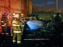 Más de 20 llantas que se encontraban abandonadas en un terreno se incendiaron. E. PACHECO  /