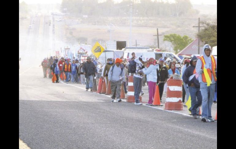 Miles de fieles realizan el recorrido rumbo al santuario de la Virgen de San Juan de los Lagos. el informador. M. PATIÑO  /