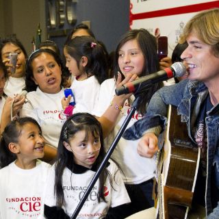 Carlos Baute visita a niños con labio y paladar hendido