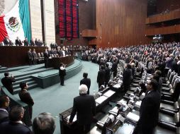 Legisladores guardan un minuto de silencio en memoria de las víctimas por la inseguridad en México. EL UNIVERSAL  /