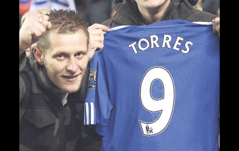 Aficionados del Chelsea mostraron camisetas de Torres, con su número 9. GETTY IMAGES SPORT  /