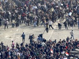 Partidarios de Hosni Mubarak comienzan a demoler las barricadas instaladas por los manifestantes contrarios al presidente. AP  /