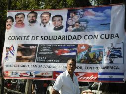 Personas expresan apoyo y solidaridad al Gobierno del presidente de Venezuela, Hugo Chávez en su aniversario. EFE  /