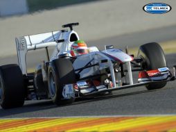 El piloto mexicano 'Checo' Pérez en su primer entrenamiento con Sauber C30. AFP  /
