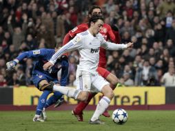 Momento en el que Mesut Ozil remata para anotar el gol que le dio al Real Madrid el pase a la final de la Copa del Rey. REUTERS  /