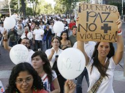 La mayoría de los manifestantes llevaban una playera blanca. M. FREYRÍA  /