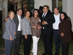 Graciela Díaz, Arturo Monteón, Carmen de Monteón, Blanca Chucuan de Monteón, Edgar y Carlos Monteón con Grace Pérez.  /