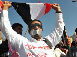 Manifestantes yemeníes gritan lemas durante una protesta contra del régimen del presidente Ali Abdalá Saleh. EFE  /