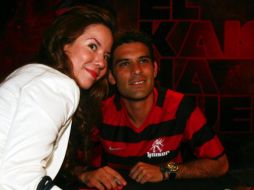 Rafael Márquez tomándose una fotografía con una aficionada del Atlas. A. GARCÍA  /