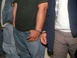 Dos de los detenidos fueron capturados mientras desmantelaban un automóvil. ARCHIVO  /