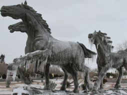 Los efectos de las bajas temperaturas son percibidos hasta en las esculturas en una plaza de Ciudad Juárez. EFE  /