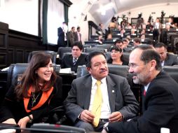 Legisladores dialogan durante la sesión ordinaria de hoy de la Cámara Alta. EL UNIVERSAL  /