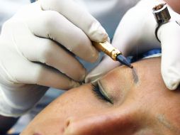 Ana Karina Ruiz detalla a los clientes las funciones y beneficios de cada tipo de micropigmentación. E.BARRERA  /