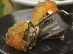 Los jalapeños rellenos de queso crema es un platillo protagonista en el recetario México. ESPECIAL  /