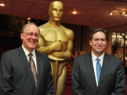 Empleados de PwC cuentan y revisan las papeletas de votación. AFP  /