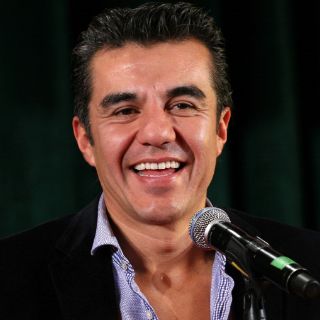 Adrián Uribe descarta boda próxima con Marimar Vega