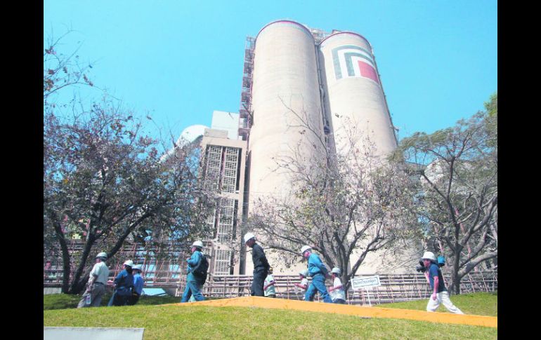 La compañía de cemento dice que tiene cubiertos sus vencimientos de deuda hasta 2012. ARCHIVO  /