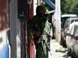 En el lugar, personal militar quemó herramientas y artículos utilizados para la elaboración de la droga sintética. ESPECIAL  /