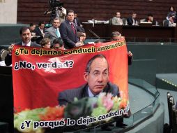 Gerardo Fernández Noroña sostiene un extremo la pancarta de los petistas contra el Presidente Calderón. EL UNIVERSAL  /