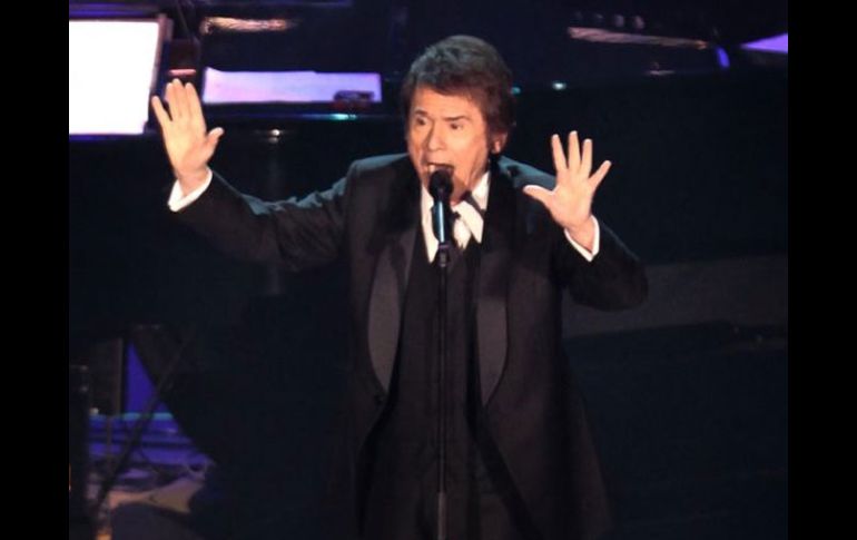 El cantautor español Raphael, durante su concierto de esta noche en el Auditorio Nacional. EL UNIVERSAL  /