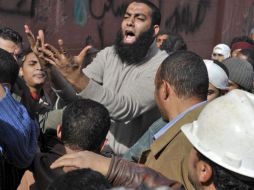 Un manifestante se dirige a sus camaradas en las protestas en la plaza Tahrir. EFE  /