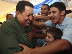 Hugo Chávez es sacudido por un ciudadano venezolano. REUTERS  /