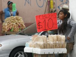 La venta de frituras en las calles, aparentemente inocua, alimenta la informalidad en la Zona Metropolitana. M. FREYRÍA  /