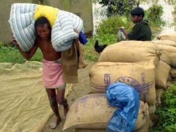 Una persona lleva sus pertenencias a una aldea  en el nororiental estado indio de Manipur. AP  /