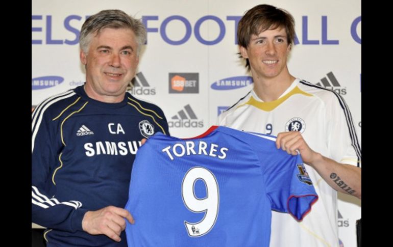 El delantero del Chelsea, Fernando Torres, y el entrenador italiano Carlo Ancelotti muestran la playera del jugador español. EFE  /