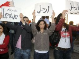 Manifestantes protestan en contra del presidente egipcio, Hosni Mubarak. EFE  /