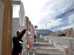 Un residente de Saltillo, Coahuila, retira hoy el hielo formado en las tuberías de su casa. EFE  /
