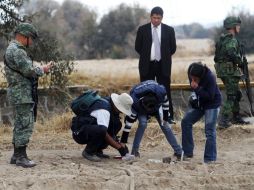 Autoridades examinan la zona de la toma clandestina. REUTERS  /