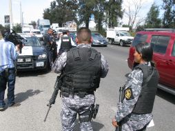 En la zona del hallazgo se registró una fuerte movilización de militares, policías estatales y federales. M. PATIÑO  /