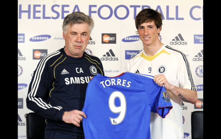 El técnico del Chelsea, Ancelotti, presentó ayer a Torres, como refuerzo del Chelsea. REUTERS  /