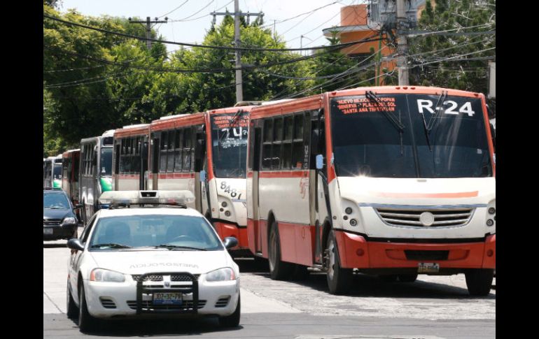SyT pide a los usuarios de la ruta 24 que eviten abordar las 11 unidades que no tienen autorización. M. FREYRIA  /