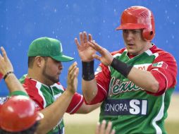 El tercera base de los Yaquis, Agustín Murillo, celebra en la caseta de México, tras haber impulsado cuatro carreras. AFP  /