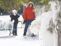 Adolescentes juegan en un parque literalmente congelado en Ciudad Juárez. REUTERS  /