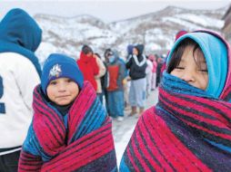 Dos menores se protegen del frío en la Sierra Tarahumara, en Chihuahua. EL UNIVERSAL  /