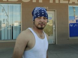 Michael López espera a las afueras de una oficina de trabajos temporales en California. AFP  /