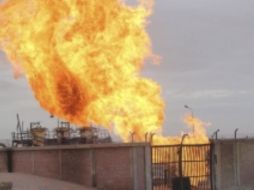 Una llamarada emana del gasoducto en Al-Arish en la península egipcia del Sinaí. EFE  /