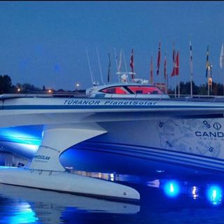 Un barco impulsado por la luz solar permanece en Galápagos