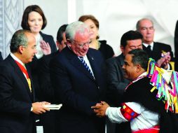 Calderón entregó la edición traducida de la Carta Magna a representantes de comunidades indígenas. NOTIMEX  /
